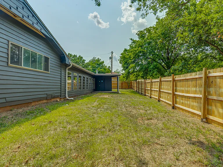 1924 E McElroy Rd — Photo 30