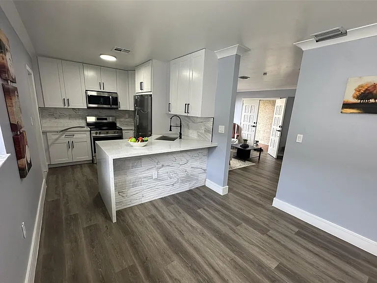 814 SW 12th Pl — Photo 3