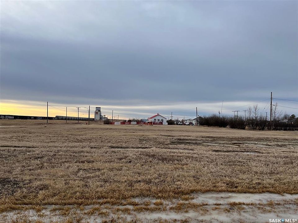 1st image of 910 Railway AVENUE E