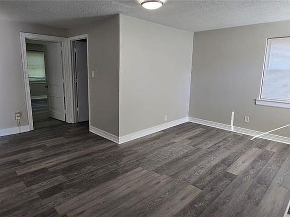 5th image of 2912 Woodleigh St