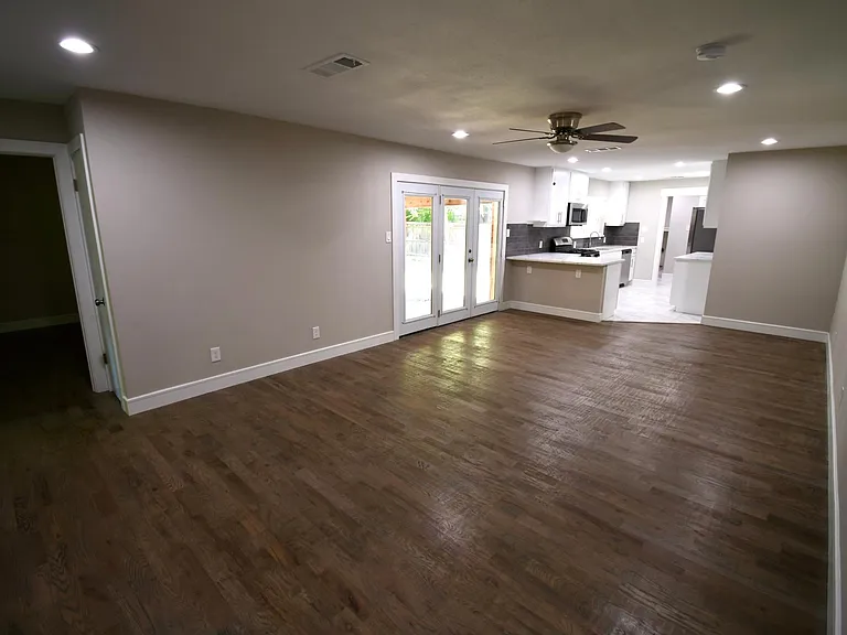 1015 Mitchell Rd — Photo 2