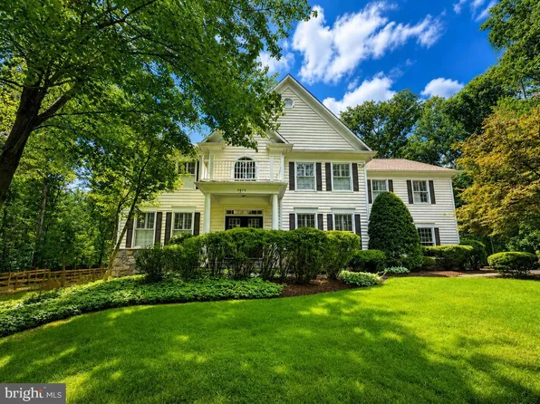 9704 Mill Run Dr, Great Falls, VA 22066