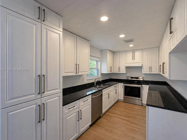 16932 W Calder Dr — Photo 7