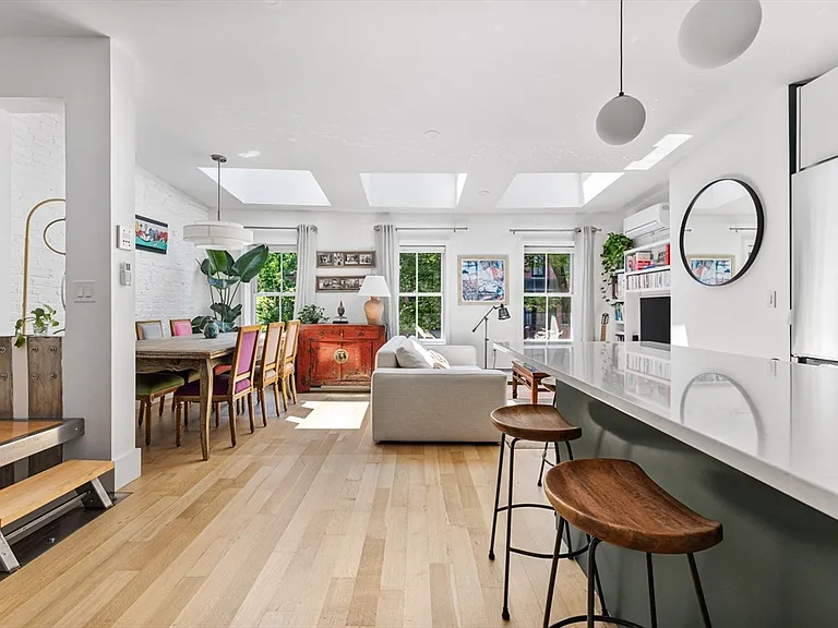 201 W Springfield St #3 — Photo 4