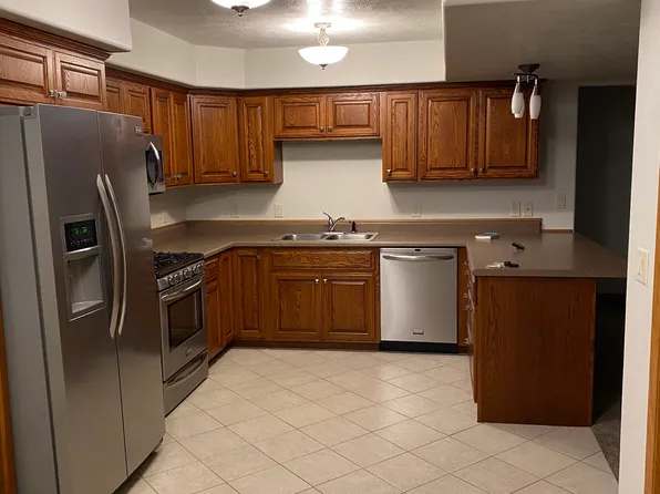 1410 Lighthouse Pl, Sioux Falls, SD 57103