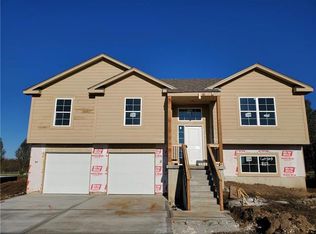 8112 SE Holly Dr, Blue Springs, MO 64014