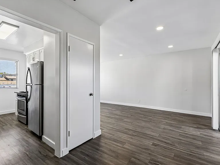 11645 Gorham Ave — Photo 25