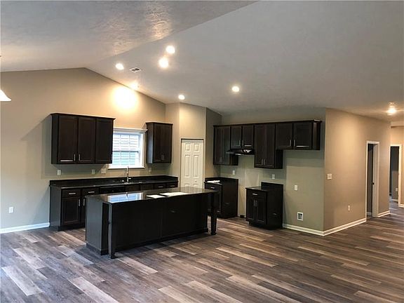 5th image of 530 Douglas Dr