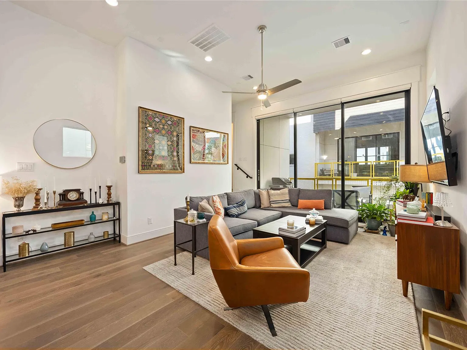 3 bed, 3.5 bath, 2099 sqft, $3,200 — Photo 2
