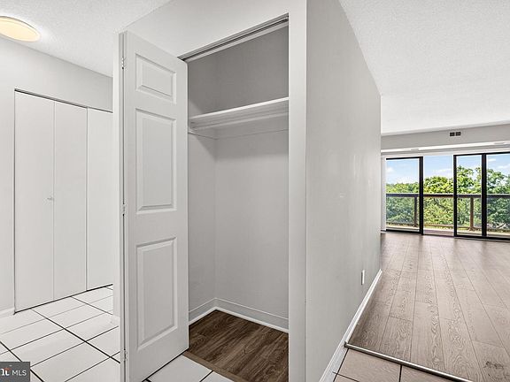 5th image of 307 Yoakum Pkwy APT 802