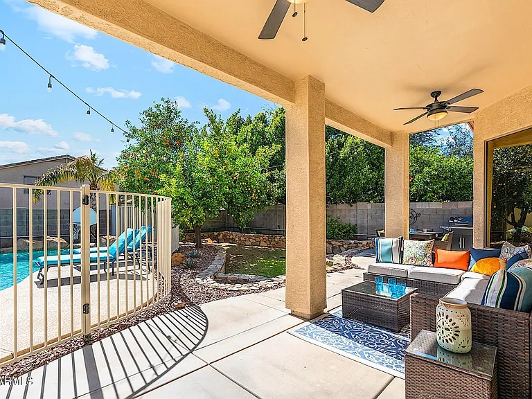 1125 E Irma Ln — Photo 49