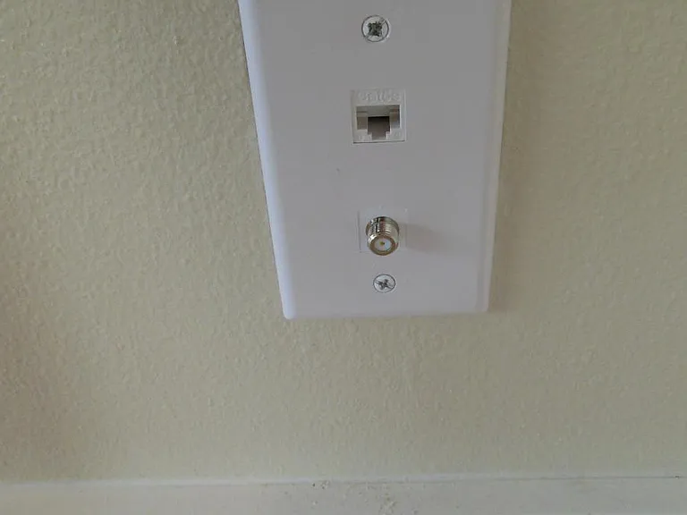 Cable TV and Cat5 in living room and both bedrooms