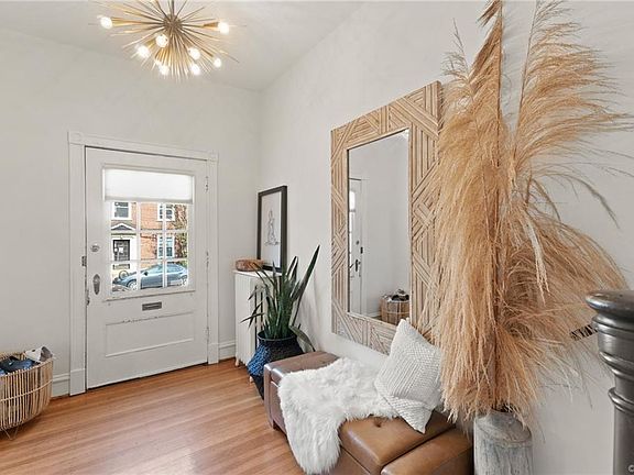 3rd image of 511 W Belmont Ave