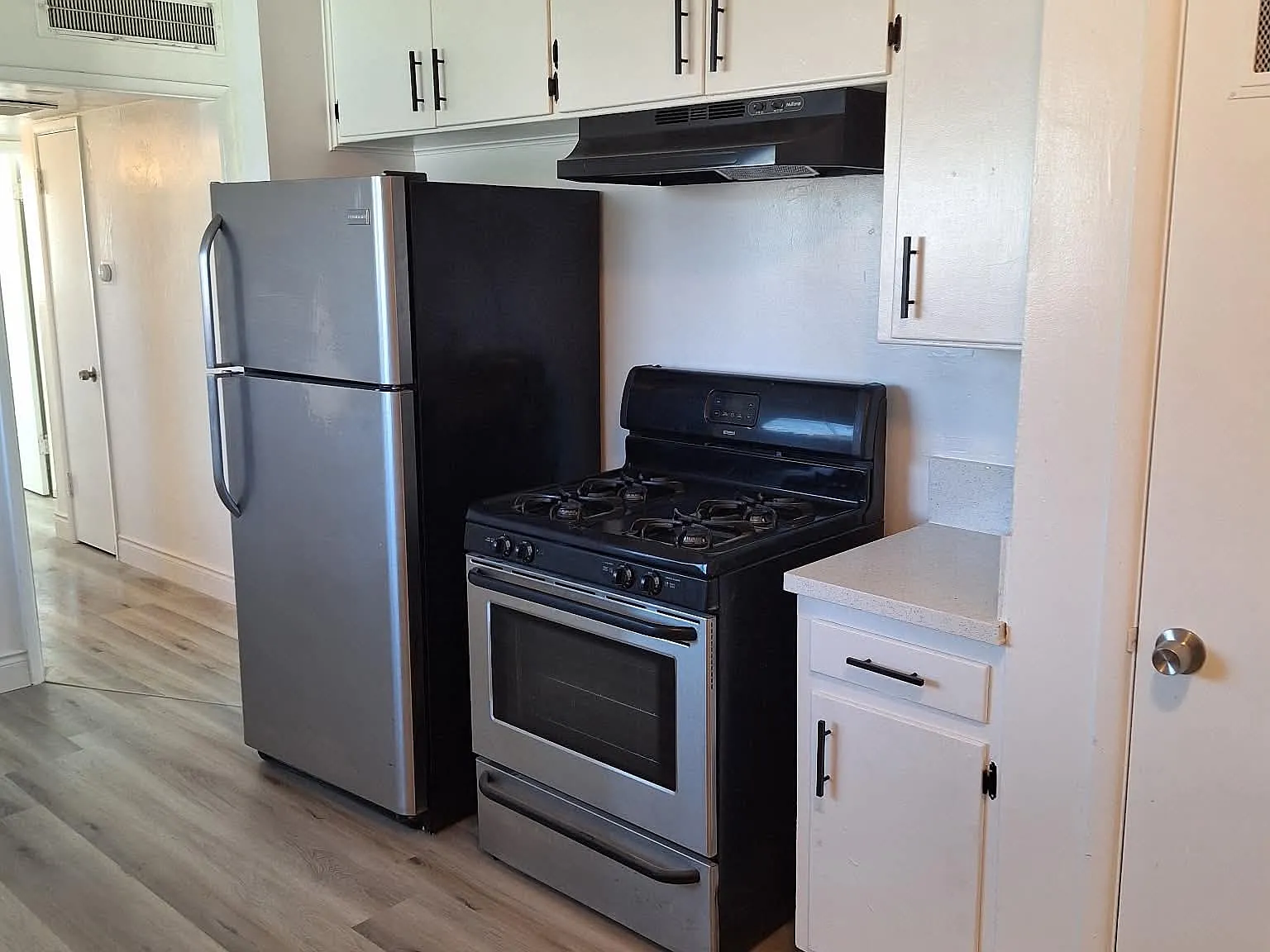 2 bed, 900 sqft, $1,400 — Photo 2