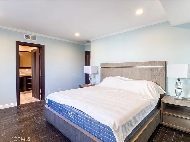 7796 Skyhill Dr — Photo 17