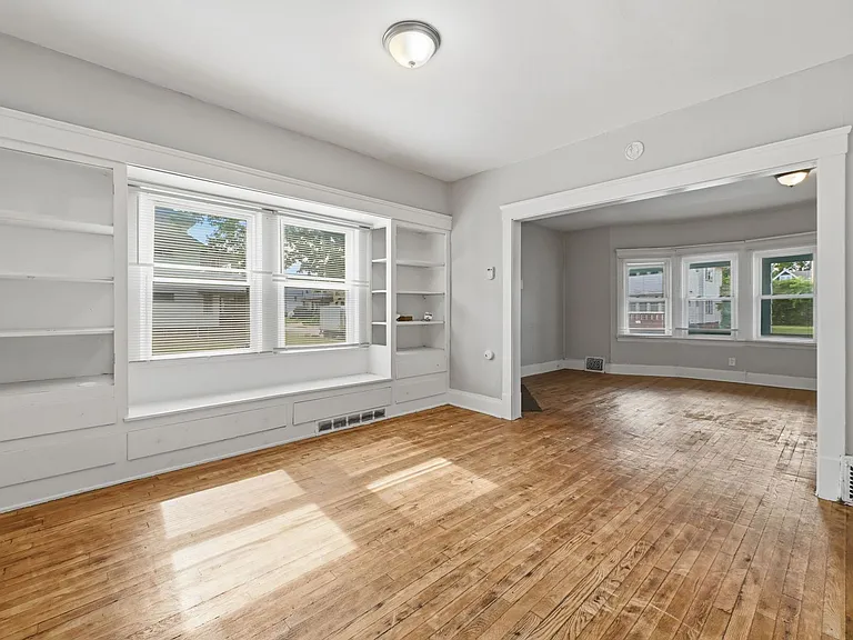 11611 Fairport Avenue — Photo 16