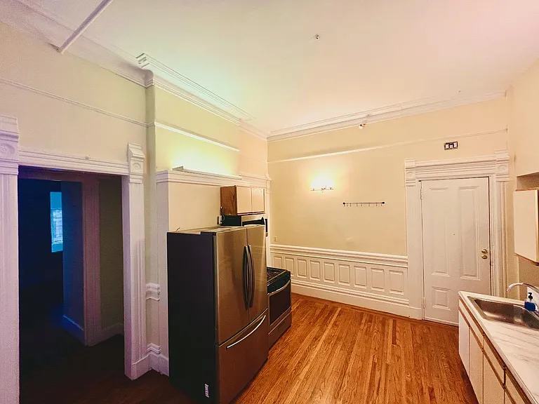 Kitchen (angle 5)
14' W x 16' 8" L
Large & Bright
Valuted ceiling