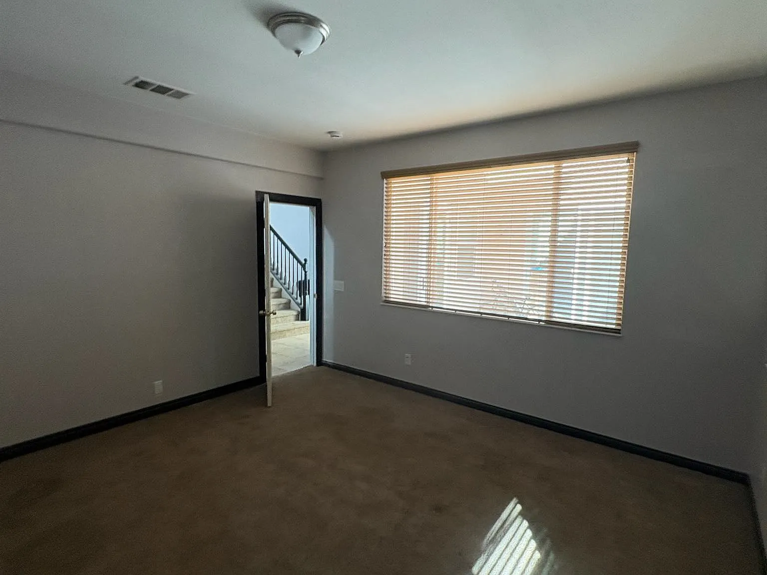 8 bed, 4800 sqft, $1,199 — Photo 2