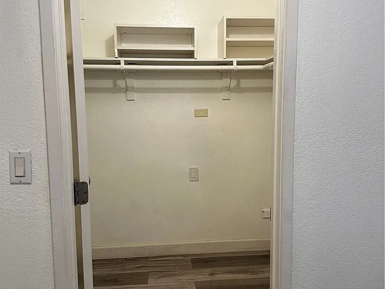 517 S Hewes St #B — Photo 8