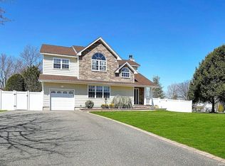 32 Long House Way, Commack, NY 11725