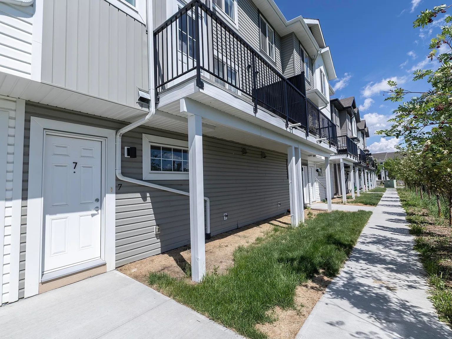3 bed, 2.5 bath, 1399 sqft, $2,000 — Photo 2