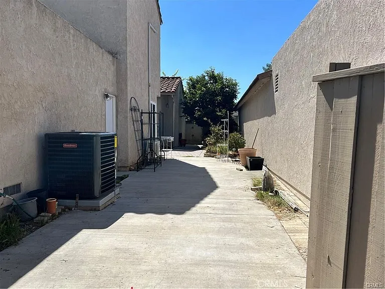 102 Tangerine — Photo 11