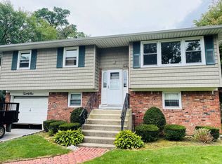 21 Andrew Pl, Locust Valley, NY 11560