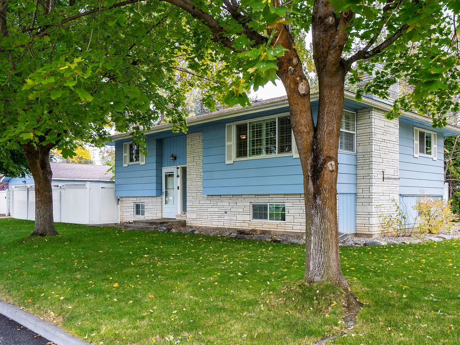 3 bed, 1929 sqft, $2,300 — Photo 1