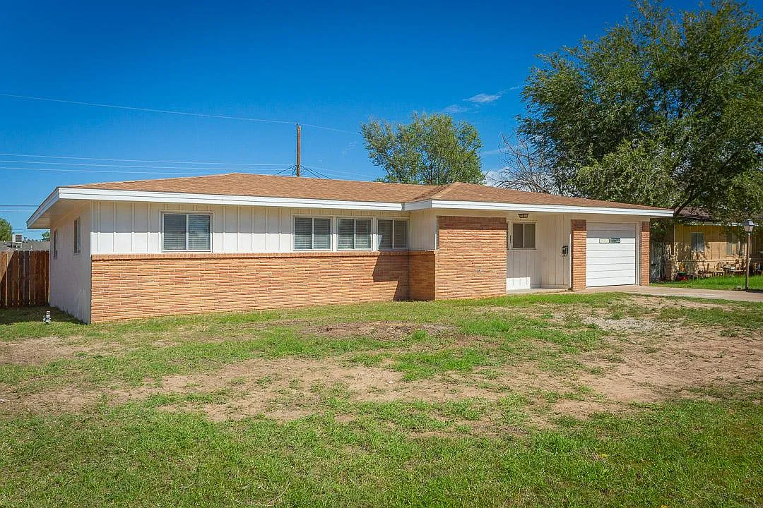 807 W Hervey Dr — Photo 2