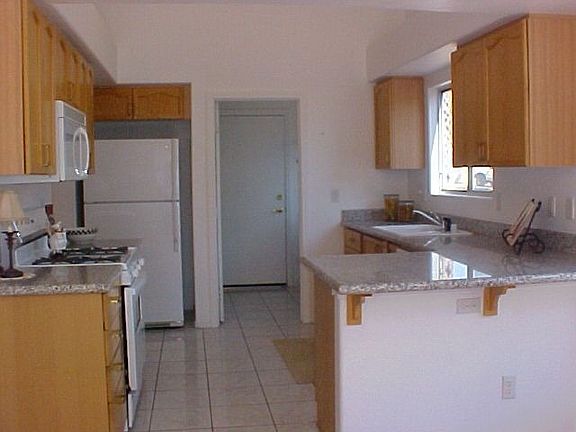 kitchen w/ granite counters