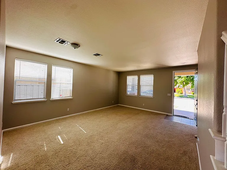2403 Clemente Ln — Photo 4