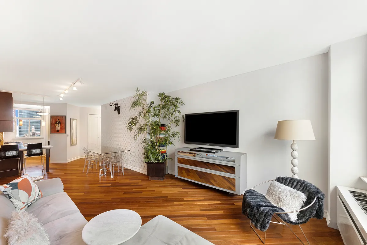 Building Photo - 303 E 43rd St #11C