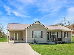 111 Valley Cir, Calhoun, GA 30701