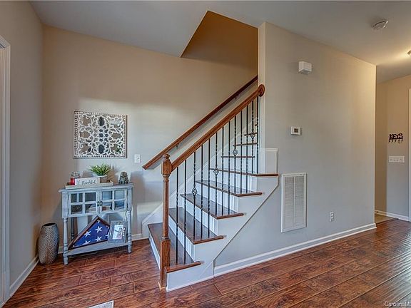 5th image of 300 Holstein Dr