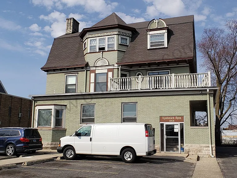 Landmark Apartments — Photo 10