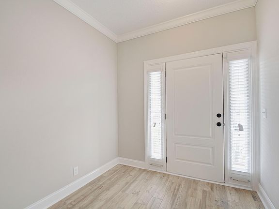 2nd image of 605 Mariners Cir #605
