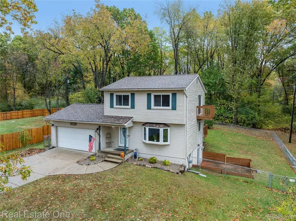 8789 Fieldcrest Dr, Brighton, MI 48116