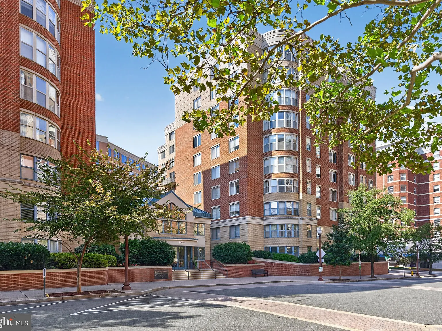 Lexington Square Condo — Photo 2