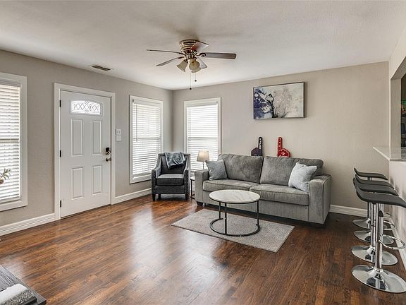 5th image of 819 Truman St #1