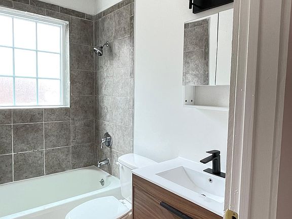 5th image of 420 N Hyde Park Ave #B