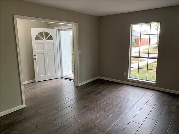 3rd image of 15323 Diana Ln