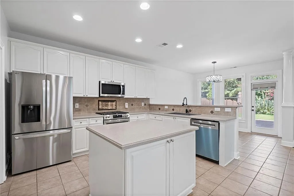 5 bed, 3.5 bath, 3205 sqft, $3,950 — Photo 4