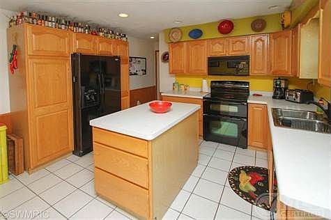 3rd image of 274 Easthill Dr