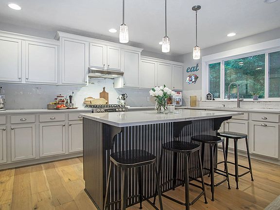 3rd image of 16905 Birchview Dr