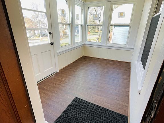 4th image of 111 N Crest Ave