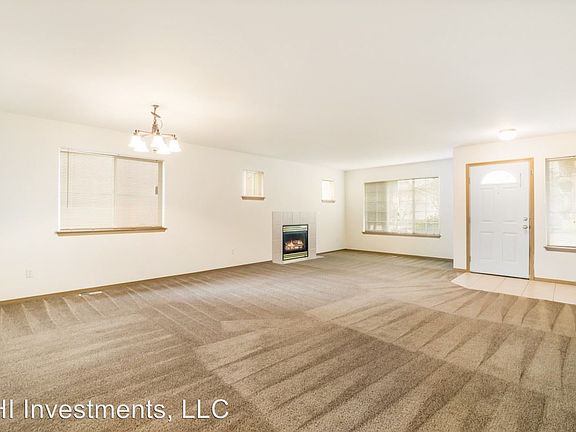 5th image of 1140 Villanova St NE