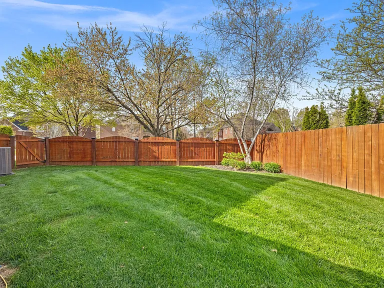 2128 Roswell Dr — Photo 29
