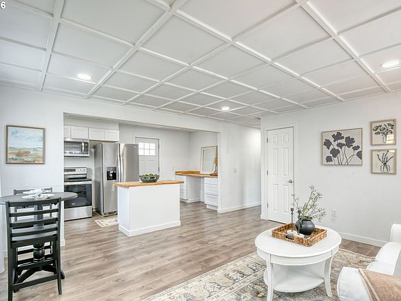 4th image of 609 SE 8th St
