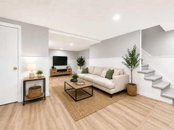 645 Robbins Ave APT 53, Dracut, MA 01826