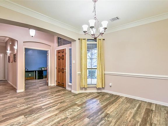 5th image of 3925 Bridle Oaks Dr